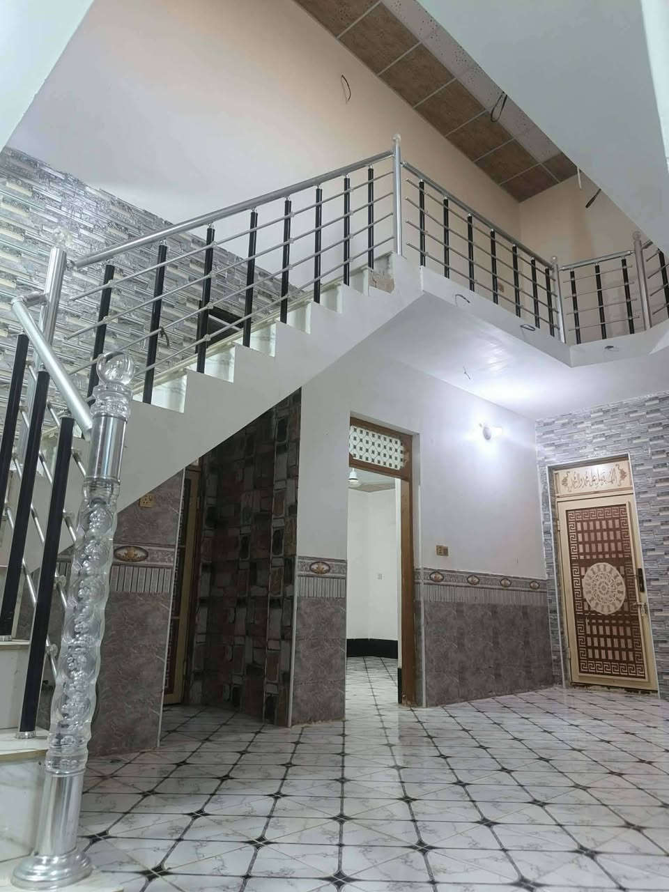 بيت للايجار المساحه 260 متر حي النداء شارع مجمع بيتي مقابل مجمع الاميرات سعر الايجار 400 الف بيت نضيف وجاهز للسكن يحتوي على تانكي سهان خط وطني خط مولد يحتوي على
📌غرفه عدد 2 
📌صاله
📌مطبخ
📌استقبال
📌حمامات خارجيه وداخليه
📌حديقه
للاستفسار *********** 
#_ملاحضه_يوجد_واتساب 📩📩
