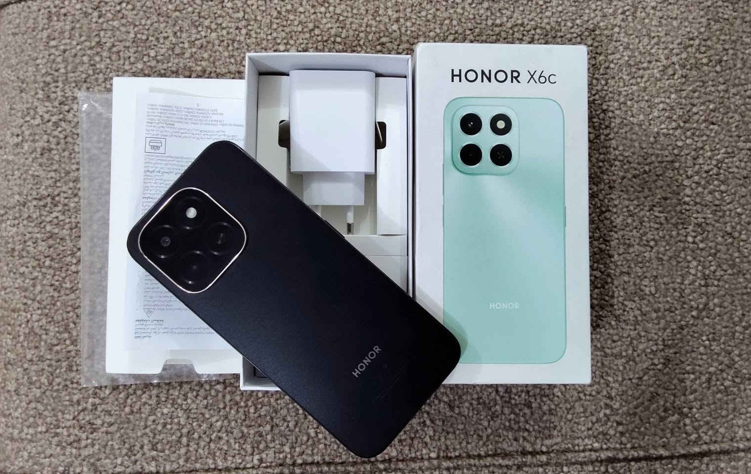 هونر X6C 
HONOR X6c
ذاكرة: 128GB
رام: 6GB
كاميرا: 50MP 
 بطارية: 5300mAh
شحن سريع 35W
سلسة الشاشة 120Hz 
بصمة جانبية سريعة 
السعر 140 التواصل خاص
 او واتساب ***********
