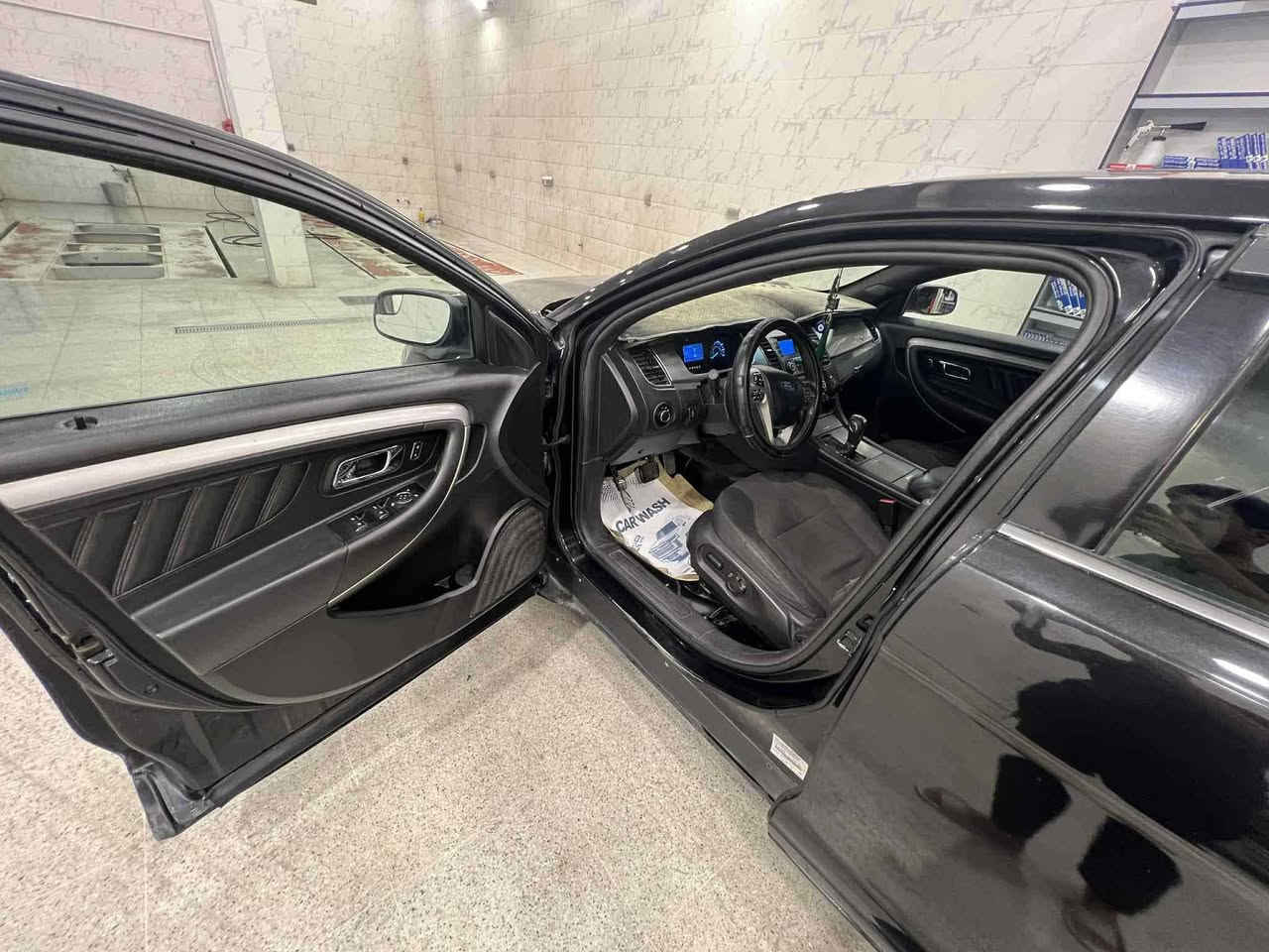 السلام عليكم
فورد تورس 2013 
حادثها بابين جهة الراكب وبيها صبغ حزام تدفئة تبريد كهربائيات عليها عدسات ماتركس لايت فول الفول كهربائيات السيارة كلها شغاله تدفئه وتبريد للمقاعد الخلفية رقم مميز انكليزي مكينتها كايمه انزل سعر المكينة من سعر السيارة كيرها مكفول لا صفنه لا عته وكل النمر تاخذها سعرها 80 وبيها مجال  
***********
