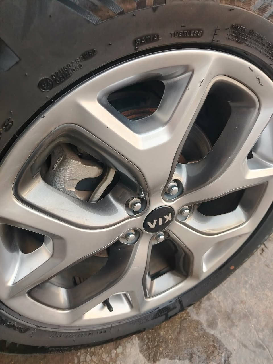 يالله سلام عليكم سورنتو (٢٠١٦)  بحاله الزيرو ٧ راكب مكفوله كفاله عامه ولزكات الشركه كلهن بيها ماشيه ٦٢ الف حقيقي شرط الفحص 
رقم بغداد بسمي الدولي
محرك ٦ سلندر ع وضع الشركه
تحكمات ستيرن فول جهتين
تبريد ٣ قطع
زراك لايت
حساس امامي خلفي
شاشه جبيره نظام GPS
٣ انظمه قياده
بصمه ترحيب عند الاقتراب
بك لايت LED
سبير وضع الشركه
صندوك كهرباء ذكي عند الاقتراب
بردات خلفيه
كشنات جلد بلادي اصلي
اريل انفكيشن
يدات نيكل ترحيب
دوس ترحيب
ويل كب كروم تخم تاير اصلي
مكان السياره بغداد شارع فلسطين
الاتصال ***********
