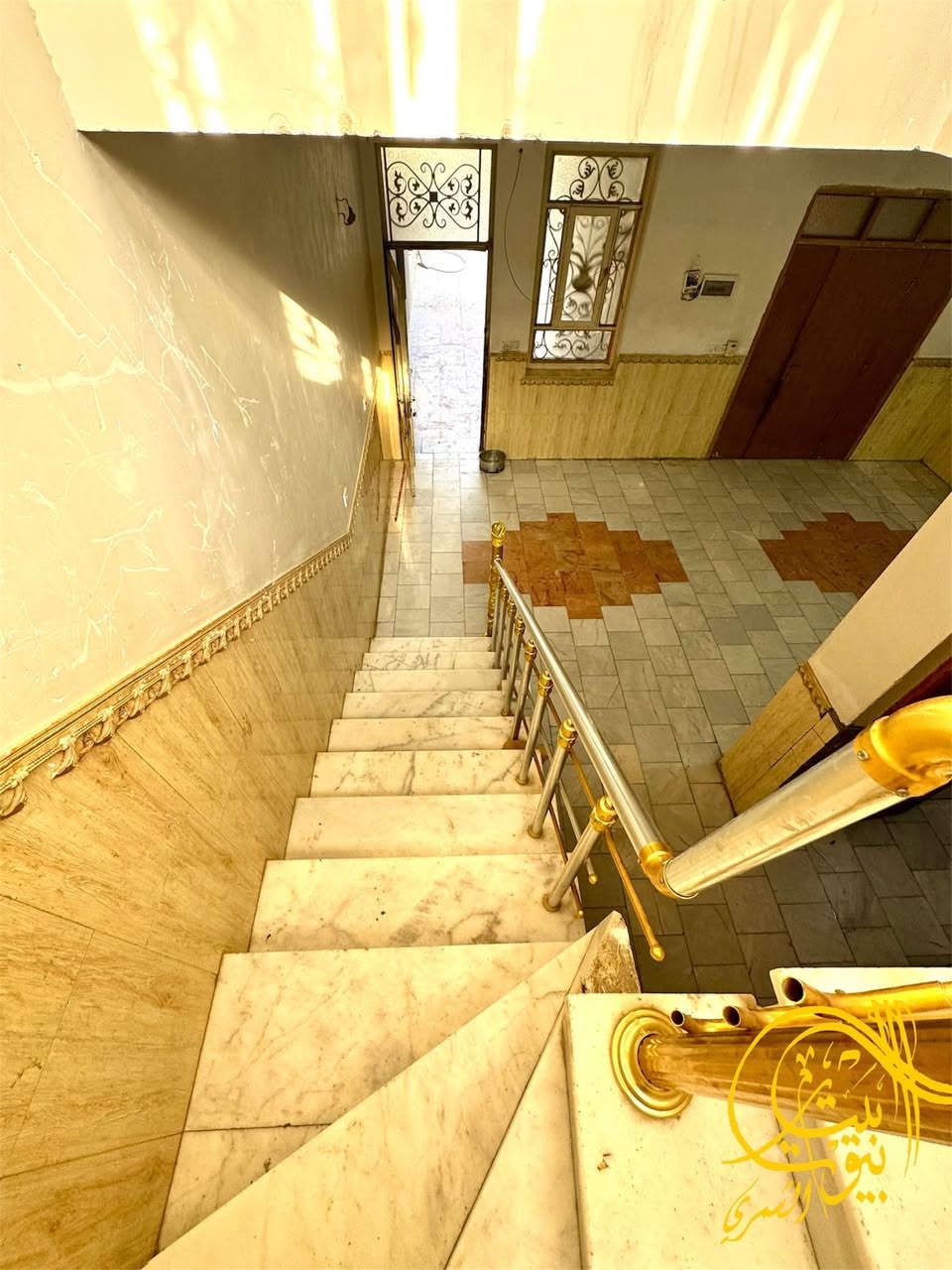 � بيت للبيع | فرصة سكن أو استثمار 🏡
📍 الموقع: – شارع سكة صدام – منطقة نور الحسين
📌 قريب من أسواق زيد – موقع مميز وخدمي

🔹 المساحة: 140 م²
🔹 الواجهة: 7 أمتار
🔹 النزال: 20 متر

✨ تفاصيل الدار:طابقين 
🚗 كراج سيارة
🛋️ استقبال
🚪 كليدور
🍳 مطبخ
🚿 مجمع صحي داخلي
🛏️ غرفتين نوم
🛏️ غرفة نوم ماستر (سويت مع مجمع صحي خاص)

🏗️ مواصفات البناء:
✔️ بناء درجة أولى
✔️ أرضية مرمر
بناء شخصي غير تجاري – متعوب عليه – درجة أولى فعليًا
✔️ 

📈 ملاحظة مهمة:
🔑 الدار مؤجر حاليًا
➡️ مناسب جدًا للاستثمار
➡️ ومناسب لمن يبحث عن سكن هادئ ومريح

💰 السعر: 130 مليون
🚫 غير قابل للنقاش

📞 للاستفسار:
🏢 مكتب الشمري – علي عذاب
📱 ***********
