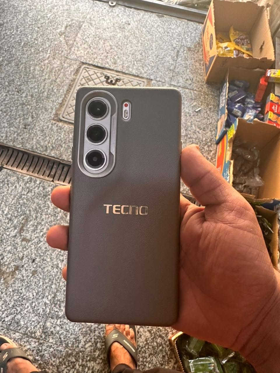 سلام عليكم تكنو كامون 40 برو5G ذاكره 256 بطاريه 100 جهاز نضيف 100% شخط مابي كارتونه وياه السعر 350 بي مجال بسيط مكاني بغداد ***********
