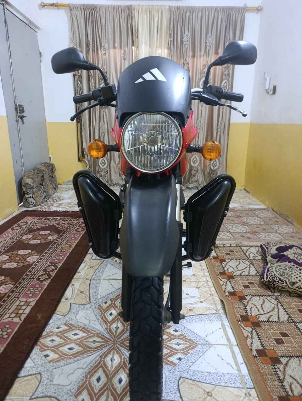 سلام عليكم دراجه بوكسر للبيع مديل 22رقم وسنويه دراجه حلوه بمعنا الكلمه واحله من الصور مجفته مره وحدة تجفيت شركه باجج السعر مليونين 250الف وبيه مجال قليل حك الجيه مكاني العماره حي الشهداء ***********
