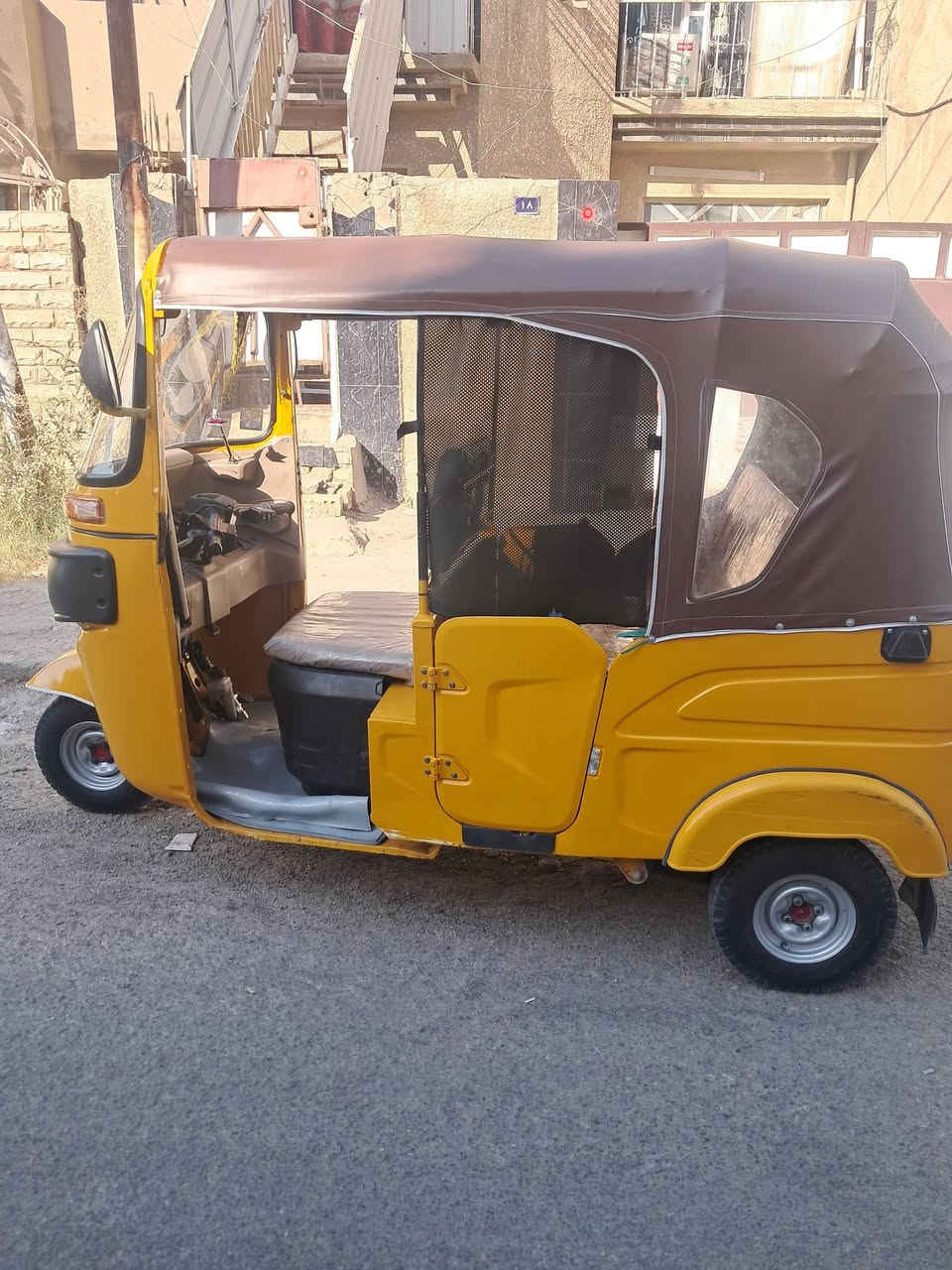 تكتك موديل 22 رقم بغداد بسمي جاهزه كل نقص مابيها بوجهك للشارع ملاحظات بيها ضربة بالصفحه بالدوسه والباب وبيها صبغ عام محرك مكفول لاتنقيص ولاتبخير ناعمه تشك الكاع مكان زعفرانية السعر 7،750 بيها مجال قليل جدا ***********
