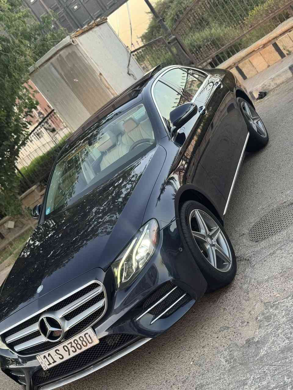للبيع مارسدس  E300 موديل 18 حادث بسيط بدون ايرباك ضمان دولي بصمتين رقم بغداد حرة باسمي هزة جديدة مواصفات:
بانوراما 
داخل جلد ابيض + صاج ملكي
شاشة+ كامرا دوارة
داخل انارة متغير 64 لون + انارة تبريد
كشنات خزن ميموري ثنينهن + كهرباء
تدفئة كشنات
سيتم صوت BURMESTER
حساسات ٣٦٠ درجة
دبل ماوس تحكم
انارة داخلية led
رادار جانبي + نقط عمياء
رادار امامي + تحديد مسار
نظام Auto park
نظام Auto stop
مودات قيادة(eco,comfort,sport,custom)
جنطة كهرباء
وباقي المواصفات المعروفة والسيارة جديدة وكاملة مكملة اي نقص مابيهة (صفر مسج) وماشية ٦٠ الف وحادثهة كلشي بسيط جاملغ وبنيد ومبدلات اصليات نفس اللون بدون صبغ بدون دواخل وايرباك  وصور الحادث موجودة عندي عالخاص والسعر 25,500$ للاستفسار ***********
