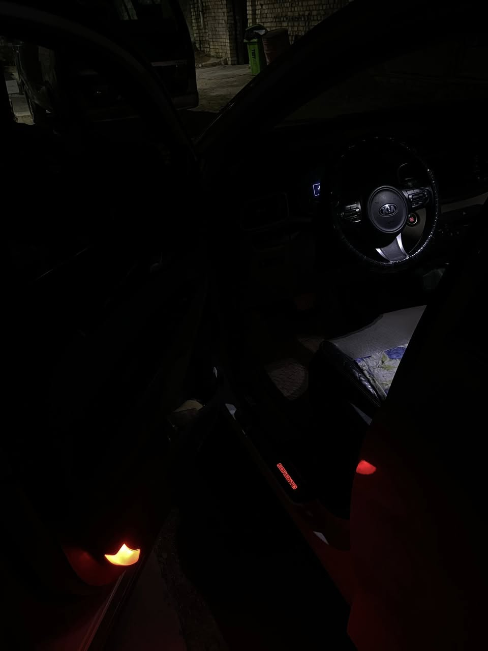 النوع: كيا سورنتو
• الموديل: 2016
 • اللون: ابيض صدفي
 • عدد الركاب: 7 ركاب
 • نظام الدفع: فور ويل (دفع رباعي)
 • عدد الإرباقات: 10 إيرباغ
 • المحرك: 6 سلندر
 • ناقل الحركة: أوتوماتيكي
 • الحالة: كفالة عامة من ضربه أو صبغ او تبديل
                
للستفسار : عبر الواتساب او الفيس 
***********

المواصفات والإضافات:
 • مرآة شفط كهربائية
 • إشارات ترحيب + إنارة ترحيب
 • 4 بصمات تشغيل ودخول ذكي
 • ثلاث قطع تبريد (أمامي + خلفي + وسطي)
 • جكات بنيد + جكات صندوق كهرباء
+ حساسـات + لايتات + مانع تزحلق 
 • شاشة نظام Apple CarPlay + Android Auto
 • منافذ USB + Type-C
 • سايد بريك بل رجل 
 • فتحة سقف بانوراما
 • ثلاث وضعيات قيادة (Eco – Sport – Normal)
 • كراسي كهربائية قابلة للتعديل
 • صندوق خلفي كهربائي
 • نوافذ أوتوماتيكية (جام أوتو)
 • تبريد بيانو بمناخين
 • 5 ويل كب (جنوط أصلية)
