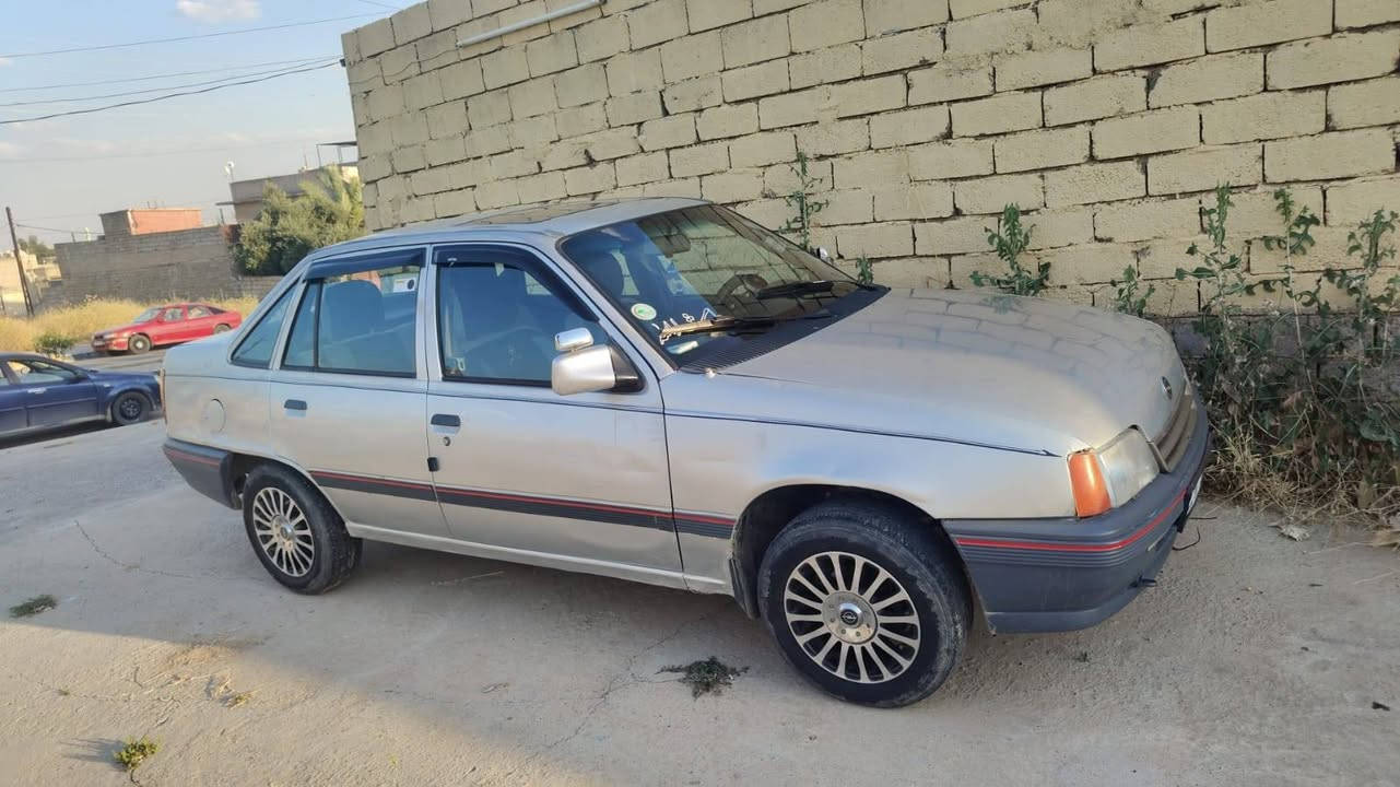 كاديت لون سلفر موديل 1990 جام كهرباء ستيرن باور بيها  تنتا رقم انكليزي شرعي موجود  شرط التحويل محرك بي صرف  بدون ضرر تواير جديد سيارة جاهزة كشنات جديد السعر 28 مكان موصل موبايل ***********
