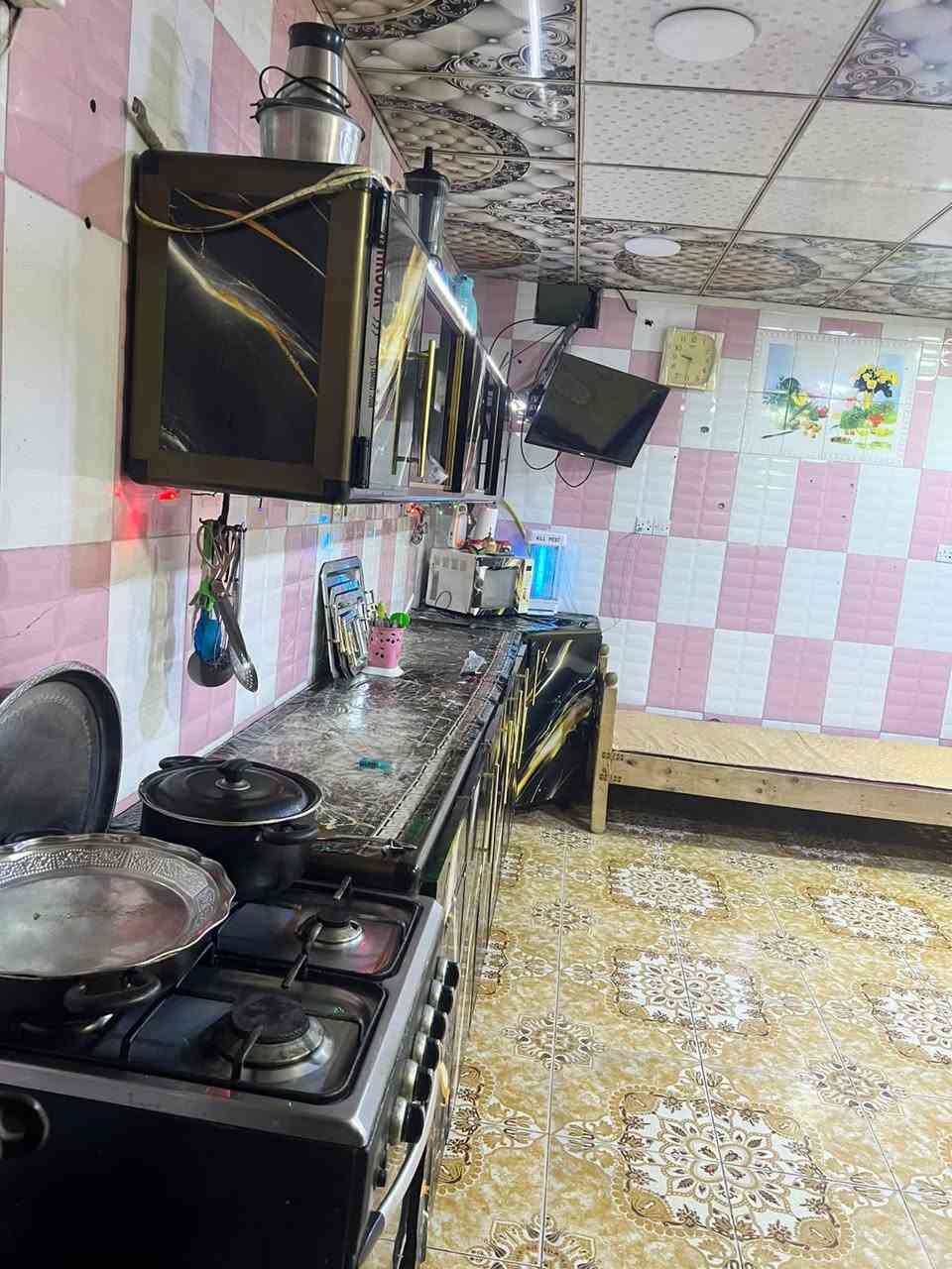 ​🏡 دار ركن مميزة للبيع في بيجي – الحي العصري الشمالي
الموقع: بيجي - الحي العصري الشمالي (خلف جامع عباد الرحمن).

​📌 مميزات الموقع والعقار:

​سند الملكية: طابو صرف.

​المساحة: 300 متر مربع (ركن على شارعين).

​الخدمات المحيطة: تبليط كامل، أرصفة جاهزة، وإنارة شوارع متكاملة.

​الخدمات الأساسية: الدار جاهز تماماً للسكن (كهرباء وطني + خط مولد + إسالة ماء مستمرة).

​🧱 تفاصيل البناء (طابقين):

​الطابق الأول: 

​🛏️ غرفتين نوم.

​🛋️ صالة استقبال واسعة.

​🍽️ مطبخ مجهز.

​🚪 هول داخلي.

​🚽 مجمع صحيات خارجي.

​الطابق الثاني: 

​🛏️ غرفتين نوم.

​📦 مجمع غرف (مساحة إضافية).

​🚿 مجمع صحيات متكامل.

​📞 للاستفسار والتواصل:

​للمزيد من التفاصيل أو لمعاينة العقار، يرجى التواصل عبر:

​الرسائل الخاصة 📥

​الاتصال مباشرة على الرقم: 📱 ***********
