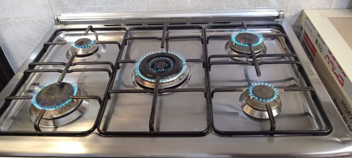 السلام عليكم طباخ نظيف جدا للبيع سعره 250نهايته مكاني غزاليه رقم الهاتف***********
