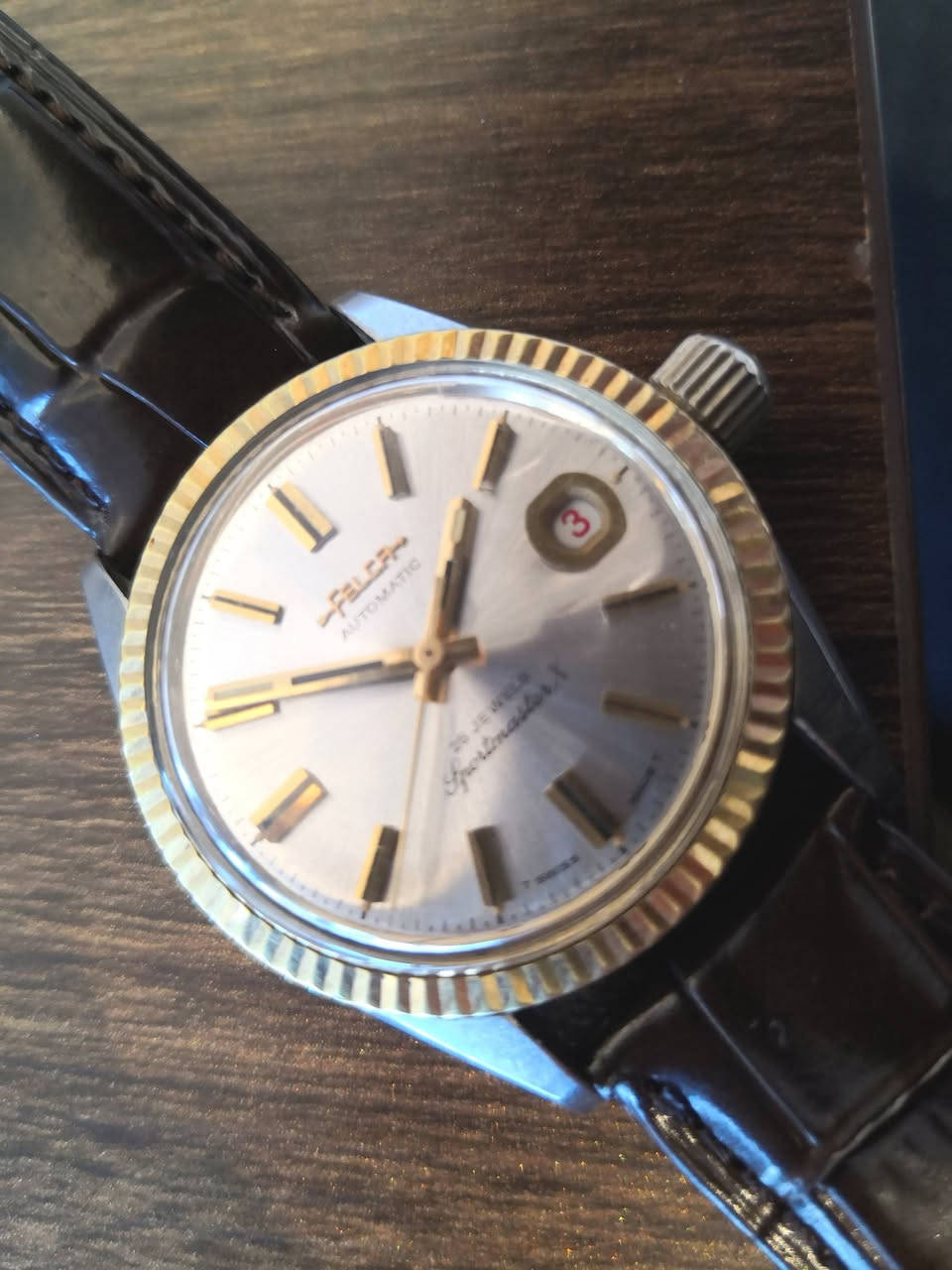 #ساعةـفيلكا (Felca) #السويسرية،🇨🇭
موديل سبورت ماستر إكس (Sportmaster X).
الحركة: اوتوماتيكية (Automatic) وتعمل ب(25 Jewels) لضمان الدقة والمتانة.
#فنتج انتاج السبعينات
نظافة تامه
قفل ـ #بحري
سير جلد طبيعي والبوك مستبدل 
توصيل جميع المحافظات


**إذا كنت صاحب هذا الإعلان وتريد حذفه لأي سبب، رجاءا أرسل رسالة إلى الدعم الفني**