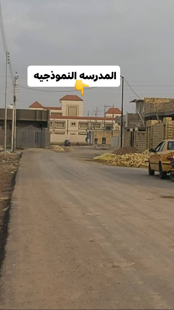 قطعة أرض للبيع مساحه ١٠٠ متر ركن ١٠×١٠ مربع بحي القصور بالبدايه مقابل المدرسه النموذجيه تبعد عن الشارع العام ١٠٠٠ متر  وتبعد عن المدرسه ٥٠٠ متر طابو سند ٢٥ قرار محكمه باسمي تحويل مباشر خدمات كامله تبليط كهرباء اناره ماي مجاري سعر ١٧ مليون الشراي يتصل ***********
