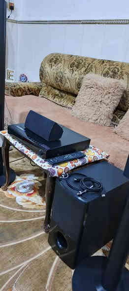 السلام عليكم .
اليكم تحفة من التحف في عالم الصوتيات .
جهاز مسرح منزلي و مضخم هوم سينما سيستم ماركة LG  نظام تشغيل حديث . 
 كامل المواصفات ...استيراد وكالة الكويت . 
نظافة ممتازة جدا جدا  بلادي بدون تصليح او ضرر و شغال بالكامل .
القدرة الكلية للجهاز تقريبا 1000 واط  يشغل 6 سماعات .
ملحقاته  ريموت  تحكم وكيبل HD  مع كيبل اوبتكل و التوصيلات…  المواصفات :
مشغل جمیع الاقراص  DVD و CD وMP3 يعرض عالشاشة فول HD .
بلوتوث  للربط مع النقال او الشاشة السمارت .
فلاش رام .
2 اواكس مضخم صوت لربط النقال او الشاشة او اي جهاز  اخر وربط البلوتوث الخارجي عالاوكس
اوبتكل لربط كيبل ضوئي مباشر مع الشاشة .
2 فتحة ادخال لربط لاقط مايكرفون .
راديو باحث + AM FM .مع خزن قنوات مفضلة 
مع خاصية ايكولايزر للتحكم بنغمة الصوت والتضخيم وتقسيم للسماعات التي تعمل بالنظام المسرحي المحيطي و نظام الاستيريو عالي الوضوح ..شغل الجهاز جدا ممتاز من علو بالصوت وتضخيم دمام قوي ..صوته خرافي  واضح و مجسم .
خلاصة الكلام ان الجهاز راقي و شغله ممتاز بمعنئ الكلمة .
السعر  ٢٠٠  الف نهائي اخوان من الاخير .
واسأل عن سعر الجديد بالوكالة .
للاستفسار او المراسلة عالخاص بلا زحمة او 
*********** البصرة . موجود توصيل شركة .
