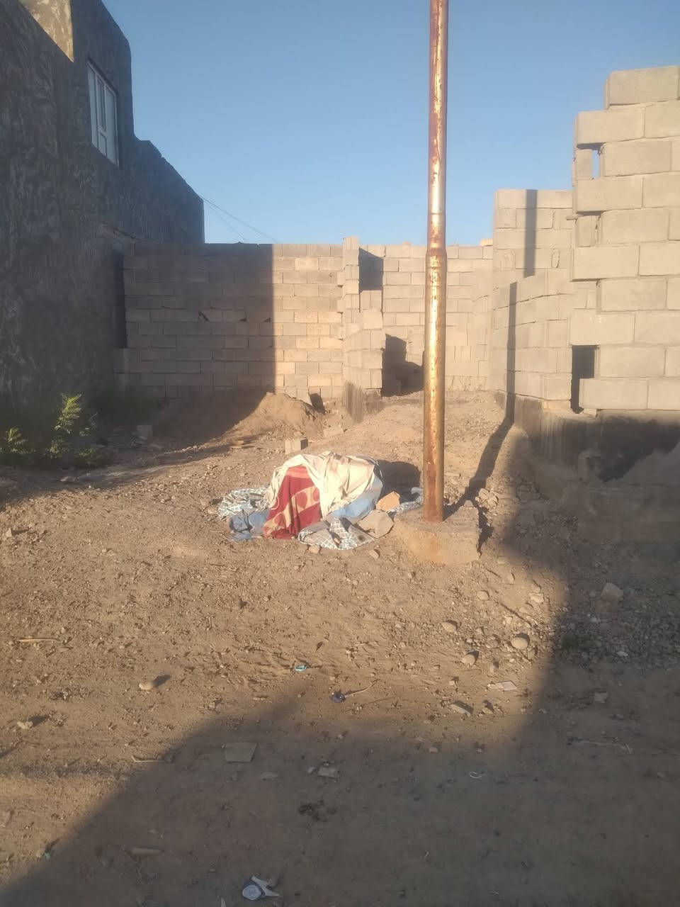 بيت البيع هيكل مبني عل نص واصل كهرباء ومي يتكون من غرفتين وصالة ومطبخ وحمام وستقبال الي يريد يتصل على هاذا رقم ***********
