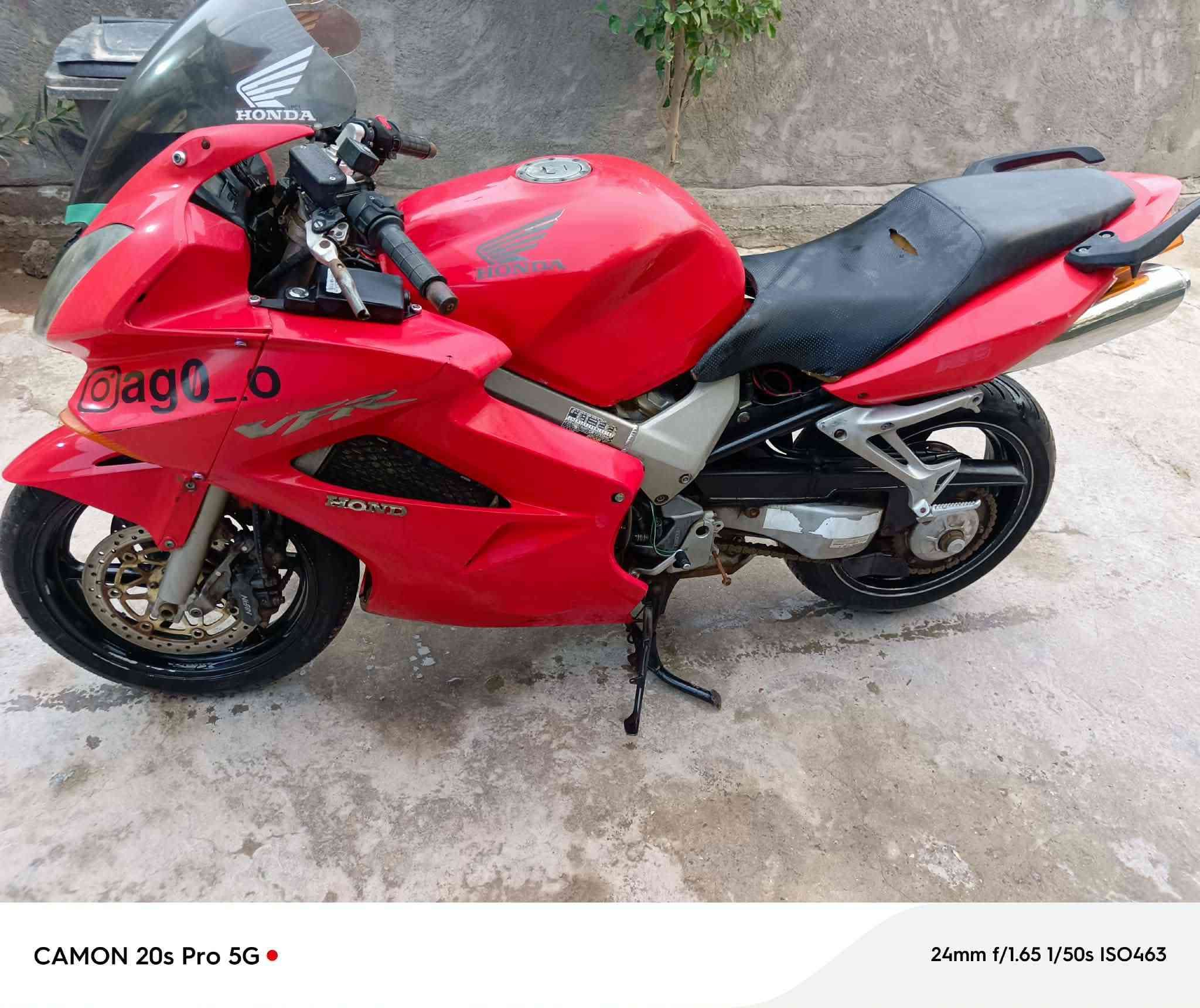 سلام عليكم دراجه  بطح في اف ار  للبيع دراجه  جانت شغاله بس طفت ما عرف شبيها مكينه ٨٠٠  دراجه مال جناي  بس ماعرف شبيها الوراق كامله ابيع كوم حديد واذا اكو مراوس  ***********  شراي يتصل مكان بابل محاويل
