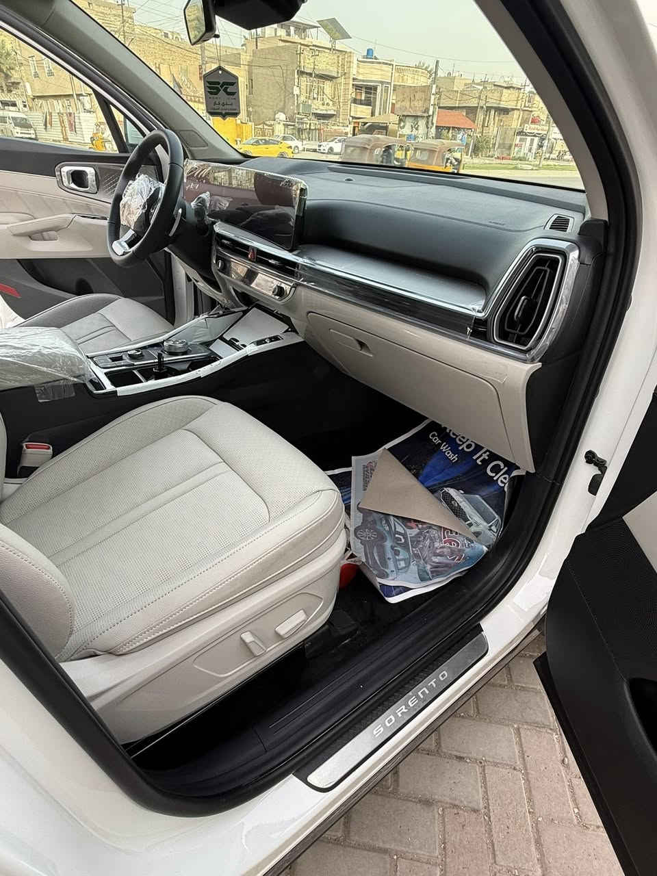 السلام عليكم سورنتو خليجي 
موديل 25 فور اكس الفول 
بصمه 
داتشو 
ويل 20 
كشن حار بارد 
فور ويل 
بانوراما 
كشنات جلد 
كير ماوس 
شفتات استيرن 
جنطه كهرباء 
6 سلندر 
7 راكب 
شن كهربا 
5 كامرات 
سياره زيرو ماشيه 4000 الف
ظمان شركه دوليه 
***********
