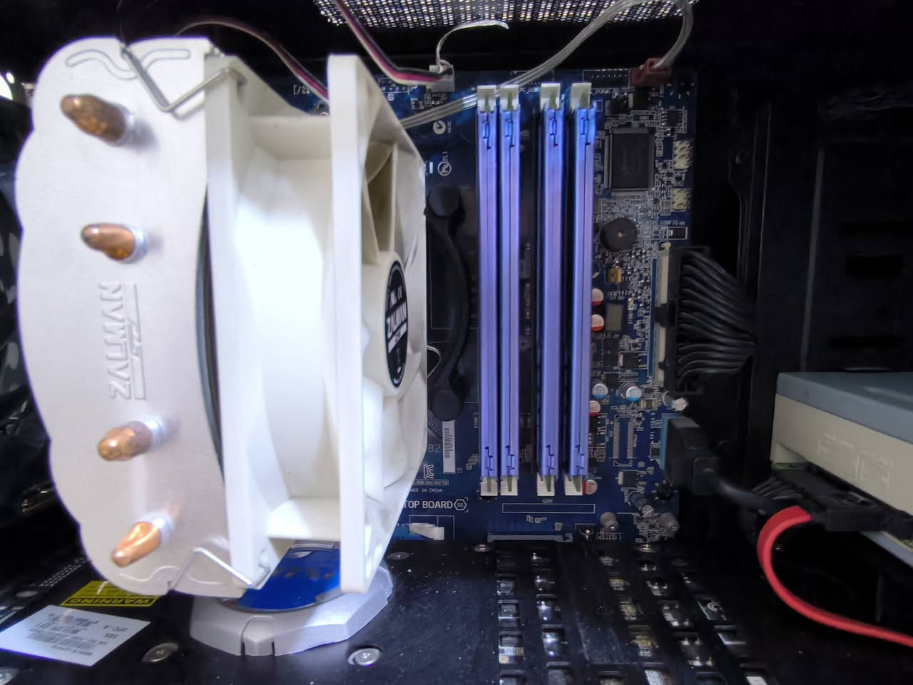 السلام عليكم حاسبة دسكتوب كيس فقط
جميع المواصفات موجودة بالصور
الكيس Cooler Master اسود ملموم
MB: Intel
CPU: core I7 Gen3 
GPU: MSI GTX 680 2GB
Ram: DDR3 2X4 8gb speed 1333
HDD: 2TB 
SSD: 120 GB hyperx
PWO: 650W thermaltake 87
2 fans with LED

المشاكل 
دكمة الباور ثابتة على التشغيل بس ماكو تاثير على أداء الجهاز
السعر 250
يوجد توصيل لجميع المحافظات ب5


**إذا كنت صاحب هذا الإعلان وتريد حذفه لأي سبب، رجاءا أرسل رسالة إلى الدعم الفني**