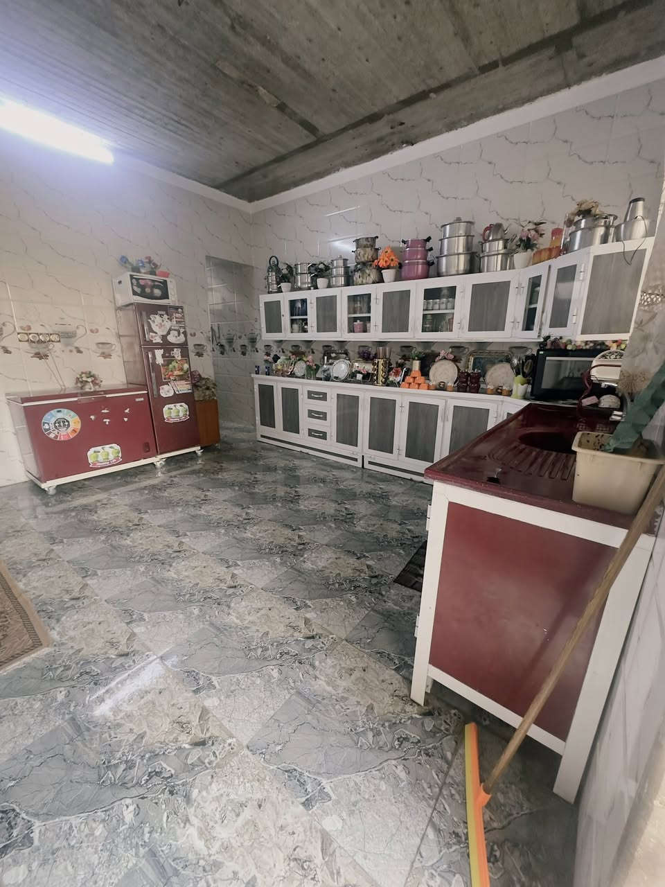 السلام عليكم دار للبيع على تقاطع رجم حديد تجاري وثلث محلات بي مساحه 250 للبيع سعر260
ملاحظة اريد مندوبات انطهم دلاليه اني صاحب مكتب وماقصر معاهم عندي عروض رقم تلفون ***********
