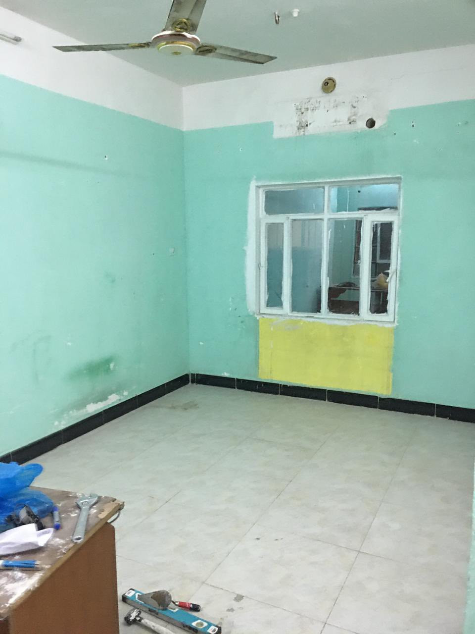 بيت طابق أول كامل منفصل للايجار في القبلة - حي الجامعة - خلف مدارس الخالدون ، يحتوي على غرفتين وصالة داخلية وموزع ومطبخ وصحيات وسطح اول وبيتونة وسطح ثاني ، مبلغ الايجار المطلوب هو  ،
500 الف 
غير قابل للتفاوض .
علما ان مساحة الطابق 120 متر مربع ، 
للاستفسار الاتصال بالرقم ***********
، ملاحظة :
اجور استهلاك الماء والكهرباء الوطنية على المستأجرين
