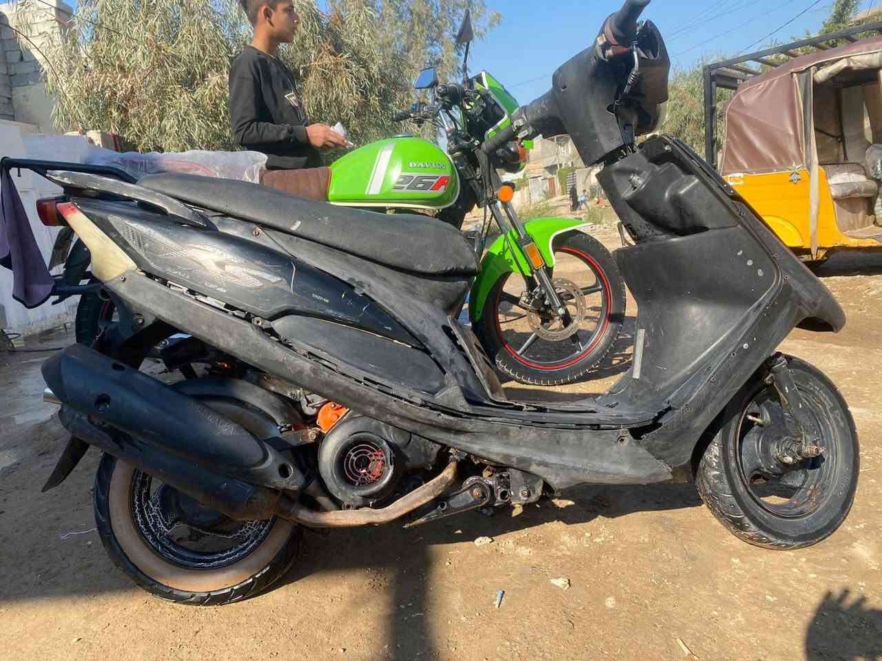 سلام عليكم
ماكس عدله البيع فقط 
دراجه مكينه حلوه شلعه معدل  مكينه مفتوحه 
سلف هندر كهربائيات كلها شغاله 
بس يرادلها ترتيب الكفرات 
سعر 275 قفل 
رقم ***********
