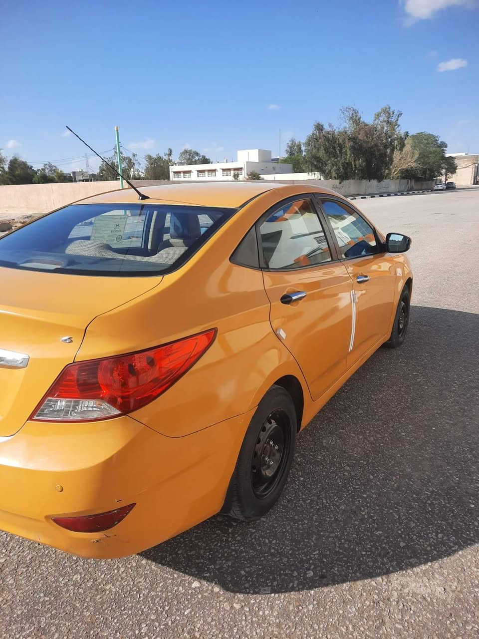 السلام عليكم سياره اكسنت للبيع موديل 2015 خليجي رقم بغداد نكليزي بسمي سياره مكفوله من ضربه وصبغ محرك 1600 
مصفره هيئه وغرامات هزه جديده 
السعر 88وبيهه مجال 
مكلف بنشر انتصل على رقم 
***********  مكان كربلاء المقدسة
