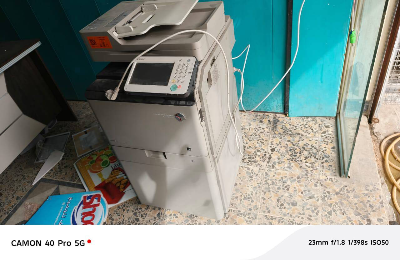 للبيع جهاز استنساخ تصفيه محل لعدم التفرغ له Canon c250i
مواصفات الجهاز 👇👇
جهاز استنساخ استخدام اوربي  
🎊 حبر باودر
🎊استنساخ طباعه// ملون وعادي//
🎊سكنر ارشفه
إليك أبرز المواصفات التقنية للجهاز:
1. الأداء والسرعة
سرعة الطباعة والنسخ: تصل إلى 25 صفحة في الدقيقة (ملون وأبيض وأسود) للقياس A4.  
وقت خروج أول نسخة: 8.4 ثانية (أبيض وأسود) و10.5 ثانية (ألوان).  
دقة الطباعة: تصل إلى 2400 \times 600 نقطة لكل بوصة (dpi).  
2. المواصفات الفنية (العتاد)
الشاشة: شاشة ملونة تعمل باللمس مقاس 7 بوصات (17.8 سم) قابلة للإمالة.  
المعالج: بسرعة 1.66 جيجاهرتز.  
الذاكرة (RAM): 2 جيجابايت.  
القرص الصلب (HDD): 160 جيجابايت (المساحة المتاحة للاستخدام 80 جيجابايت).  
3. التعامل مع الورق
سعة الورق القياسية: 650 ورقة (درج سعة 550 ورقة + درج يدوي سعة 100 ورقة).
السعة القصوى: يمكن زيادة السعة لتصل إلى 2,300 ورقة عبر إضافة أدراج إضافية.  
الطباعة على الوجهين (Duplex): متوفرة تلقائياً كخيار قياسي.  
وزن الورق المدعوم: من 60 إلى 220 جرام.  
4. المسح الضوئي (Scanning)
السرعة: تصل إلى 25 صورة في الدقيقة (أحادي وملون).
المميزات: إمكانية المسح الضوئي والإرسال المباشر إلى البريد الإلكتروني، المجلدات المشتركة، أو USB.
5. التوصيل والبرمجيات
المنافذ: USB 2.0، ووصلة شبكة Ethernet (1000Base-T).  
لغات الطباعة: تدعم UFRII وPCL5e/6 وAdobe PostScript 3.  
التوافق: متوافقة تماماً مع أنظمة Windows وMac، وتدعم الطباعة من الموبايل (عبر تطبيقات Canon).  مع. ميز. غير مستخدم    .


**إذا كنت صاحب هذا الإعلان وتريد حذفه لأي سبب، رجاءا أرسل رسالة إلى الدعم الفني**