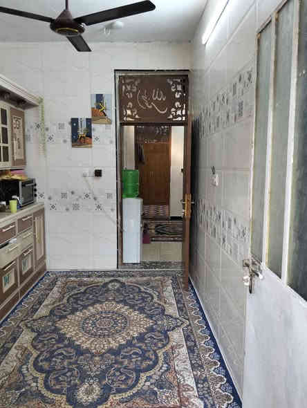 السلام عليكم بيت ٩٠ متر  للبيع طابق واحد مدخلين مدخل مطبخ ومدخل استقبال وصاله وغرفه جبيرة على عرض البيت ومنور وصحيات كامله وفوك بيتونه وسطحين ، العنوان زراعي البلديات منطقة الضباط الثانيه للاستفسار الاتصال على الرقم ***********
