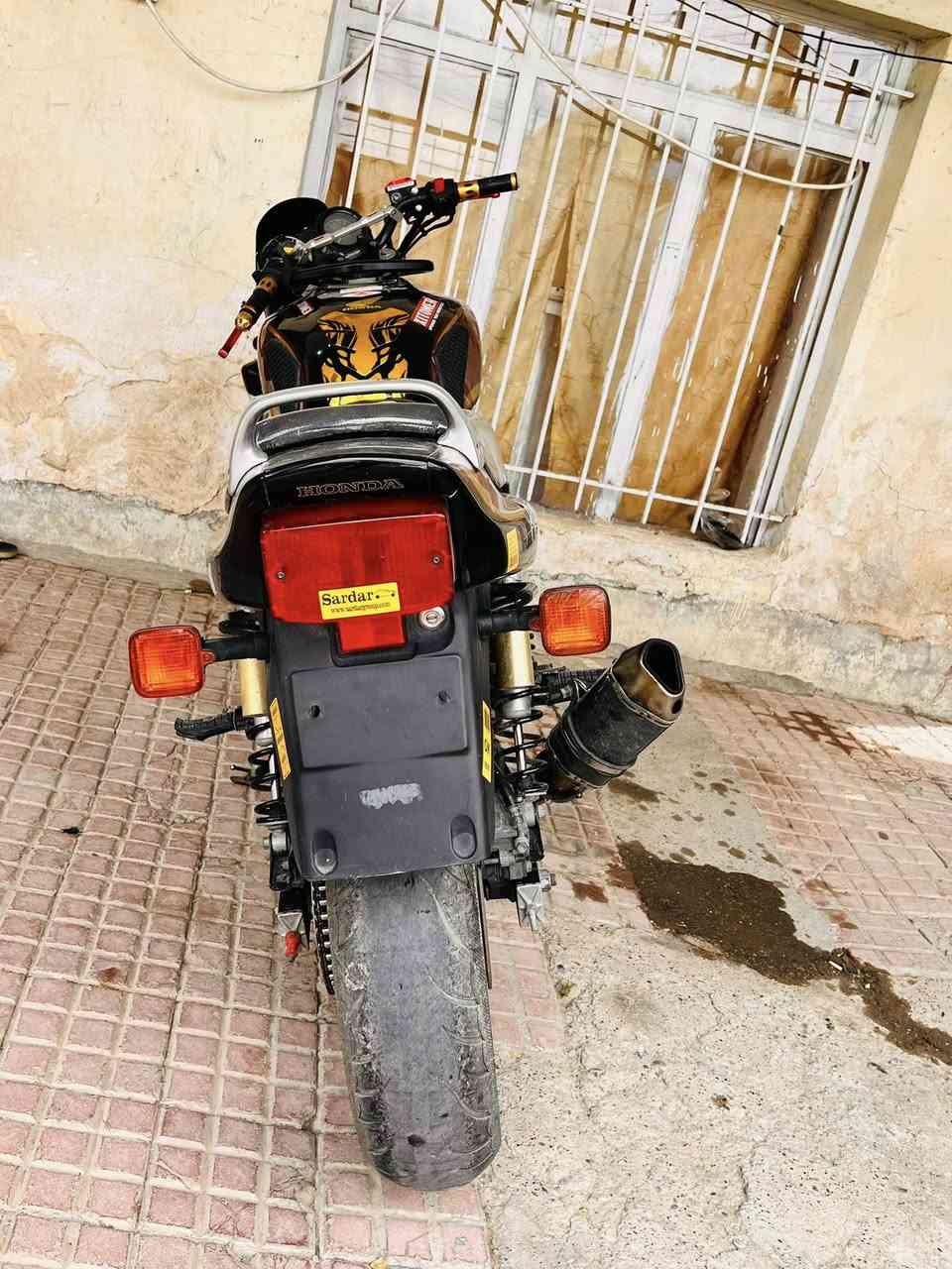اعادة نشر بسبب الوعود الكاذبه عمي ما تشتري لتعبني ولا اتعبك بطح هونده cb750  للبيع فول مواصفات كلجات جدد صار يومين من شديتهم فول فول تاريك للبصره دهن جديد 
سويجات جدد تاير امامي جديد قبل سبوع شديتها كلشي ما ناقصه بس ستر الله السعر 1350 الف وبي مجال للطيبين 
***********
