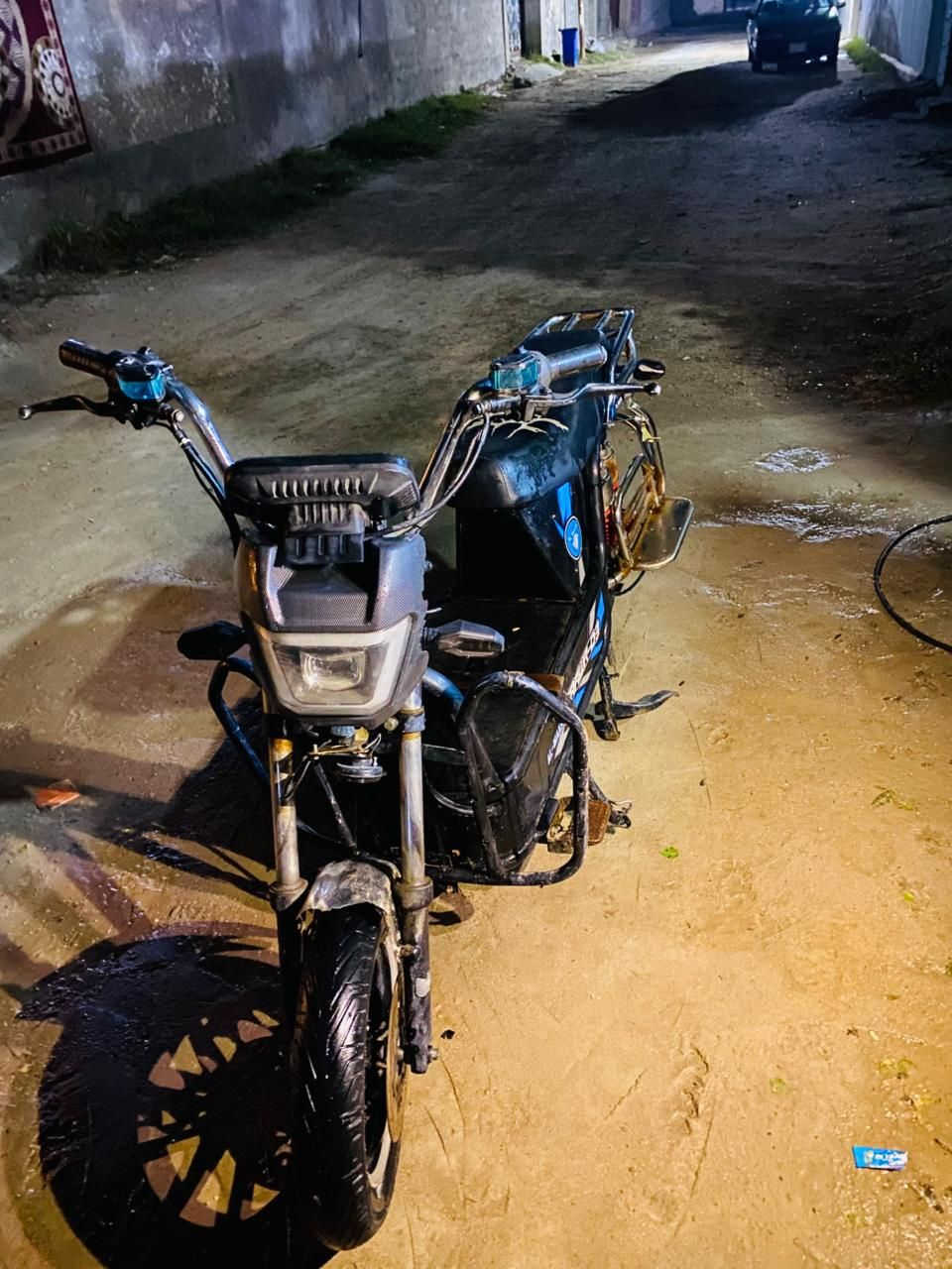 سلام عليكم شباب دراجه للبيع 
نوع جبلي 
الدراجه نضيفه شوفت عينكم 
البطاريات قبل 20 يوم فحصتهن 
يقرن 10 
نقص الدراجه الجاملغ الخلفي ولامامي
السعر 350 وبيها مجال 
رقم ***********وبي واتساب
او خاص ادمن ♥️
