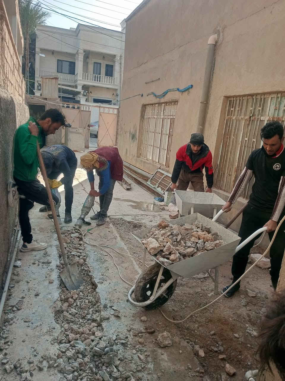 سلام عليكم  / يوجد كادر عمل جاهز/ تصعيد مواد/ تنضيف بيوت/ تفليش/ تكشيط/ تنضيف حدائق/ دفن نهري  / شقلنه ليل ونهار   /ومعداتنه جاهز/ ماعليك بس تصال على رقم  /***********
