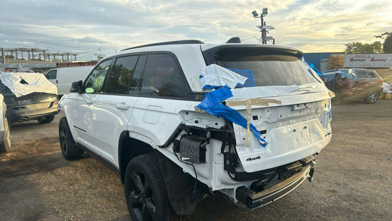 السلام عليكم جيب للبيع موديل 24 ذوي الشهداء مرقمه كامله بغداد سياره بدون***********
