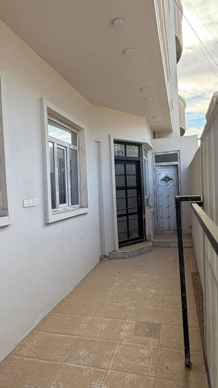 السلام عليكم

دار للبيع في الديوم التوحيد 

المساحه ١٠٠ متر مربع 10x10 ركن 

سنة البناء : ٢٠٢٤ الدار جديد مسكون سنه واحده فقط 

يتكون من : 3 غرف نوم +صالة +اسقبال + مطبخ 

للاستفسار اكثر مراجعة مكتب عقارات و مقاولات السردام 

***********
