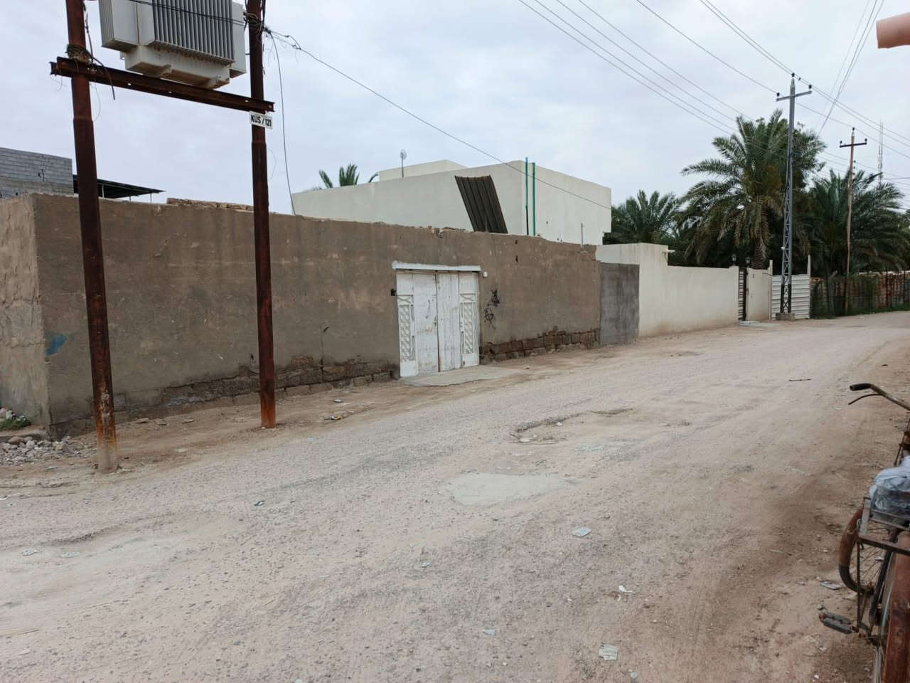 قطعة 400 متر ركن طابو ملك صرف سند 25 تحتوي على بيتين اضافة الى هيكل للسقف علما البناء التسعينات واجهة 15.5 م نزال 26 متر انا المالك باسمي شارع تبليط كل الخدمات متوفرة ابيع كقطعة منطقة حمدان كوت الصلحي ابي الخصيب  للاستفسار رقمي ***********
