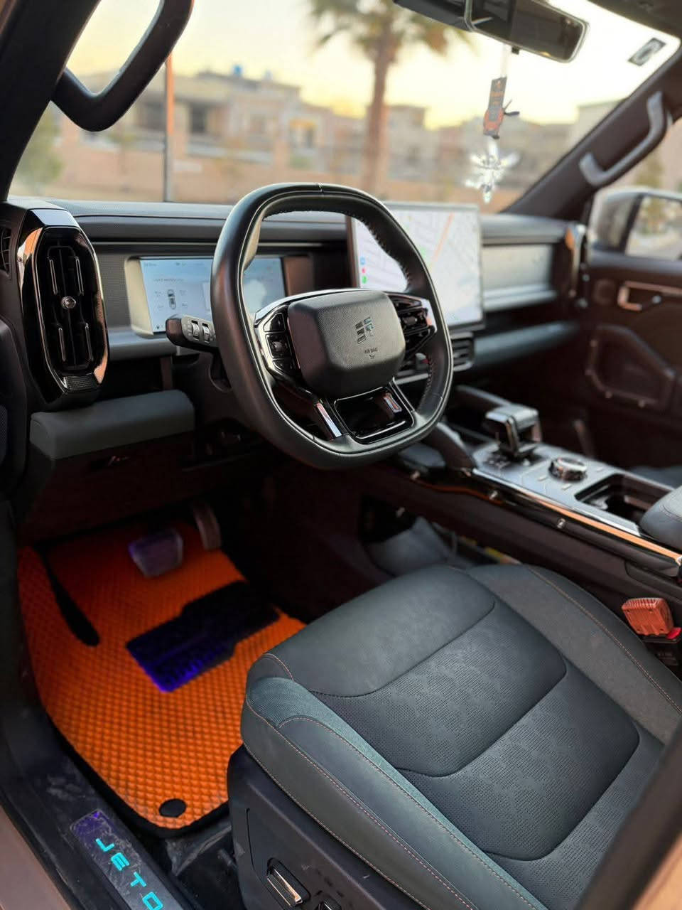 الوحش صيني  T2 2025
جيتور T2 2.0L فول فول مواصفات 

الموديل: 2025 (خليجي)
العداد: 20,000 كم قابل للزيادة
اللون المرغوب (صحراوي)
مقاعد زيتوني حزام برتقالي
المحرك: 4 أسطوانات L 2.0 تيربو 254 حصان حقن مباشر
عزم الدوران (نيوتن-م): 390
ناقل الحركة: اوتوماتيكي دبل كلاتش من 7 سرعات ظام الدفع: نظام دفع رباعي متطور من Borg Warner
الضمان الأساسي: 6 سنوات وعداد كيلومترات مفتوح
ضمان المحرك: 10 سنوات او 1،000,000
بعدها داخل الضمان و الصيانة كلها داخل الشركة
المواصفات:
*فتحة سقف بانوراما 1.1م
*  الصندوق شفط
*  مثبت سرعة مع رادار تفاعلي
*  نظام القيادة شبه الذاتية
*  نظام الكبح التلقائي في حالة الطوارئ
*  نظام تحذير الاصطدام الامامي والخلفي
*  كاميرات محيطية 540 درجة
*   حساسات أمامية وخلفية
*   نقطة عمياء
*  نظام تحذير مغادرة المسار
*  شاشة التحكم بقياس 15.6 إنج
*  شاشة القيادة بقياس 10.25 إنج
*  نظام صوتي متطور 12 سماعة من Sony
*  نظام أبل كاربلاي وأندرويد أوتو لاسلكي
*  مقصورة الركاب من الجلد الفاخر والكنتارا
*  مقعد السائق والراكب كهربائي
*  مقاعد السائق والراكب مبردة
*  مقاعد السائق والراكب مزود بذاكرة لحفظ 3 وضعيات الجلوس
*  إنارة ترحيبية مع إنارة محيطية متعددة الالوان
*  المرايا الجانبية قابلة للطي كهربائياً ومدفئة
*  دخول ذكي و تشغيل عن بعد
*  شاحن هاتف لاسلكي سريع
*  نظام تنقية الهواء PM2.5 وفلتر N95
*  انماط قيادة متعددة للطرق الوعرة
*  وسائد هوائية امامية و جانبية عدد 6
مكان السياره بغداد حي العدل
***********
