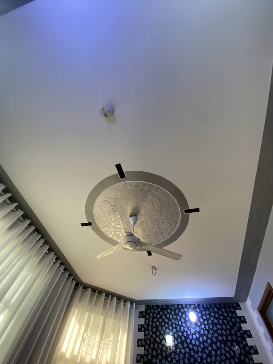 المساحة 100م ركن بناء مربع الواجهة 10*10 طابو
الطابق الارضي : كراج سيارة وحمام خارجي 

مطبخ 5*4     استقبال 6*4     هول داخلي 4*4 

مجمع صحي

الطابق الاول : غرفتين نوم 6*4 

وممر جبير ومجمع صحي 

الطابق الثاني : غرفة نوم 4*4 

وممر جبير 

السعر 260 مليون 

الموقع : ديالى - بعقوبة - التحرير / دور الضباط

*********** متوفر واتساب
