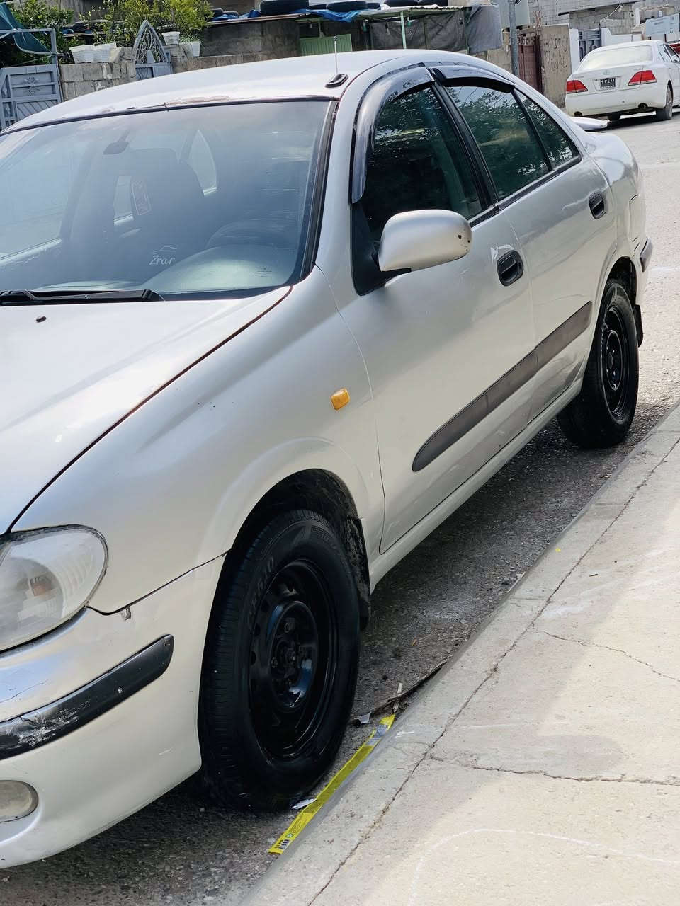 سەرەتا بە ناوی خودا 
نیسان سەنی 2002تۆماتیک
براوەی دوبەیە سەیارەکە 
گئر و مەکینەی بە شەرت کارەبای و تەقە و رەقەی بە شەرت
جرکەی تیا نیە دەعموو لئدراوی هیج نیە 
کامل پەمپە لە سەر ساقی 
جوار تایەی لۆکی لە ژئرایە 
تەبریت و کارەبای کامل بە شەرت 
لە هەلەبجەی تازەم موشتەریت تئل بکە جوابی کۆمینت نادەمەوە
***********
