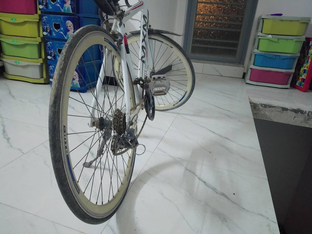 سلام عليكم بايسكل نوع MXM موديل 700C004
بايك نادر وخفيف
🛞 قياس الإطارات: 700C
⚙ نظام سرعات أمامي وخلفي
 
نظافته80% البايسكل يحتاج شوي ترتيب ونقوصات بسيطة 
سعره 90 الف وبيه مجال بسيط مكاني بغداد ويوجد توصيل🤍  تواصل واتساب ***********
