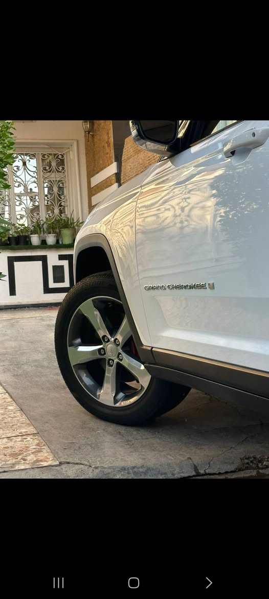 السلام عليكم سيارة جيب كراند شيروكي مديل ٢١فئة المتد مواصفات رادار أمامي رادار خلفي تدفئة تبريد بلكشنات بانوراما وبعد بيهة مواصفات هواي الضرر فقط بنيد محترك بلا حادث السيارة ماشية ٢٦ الف السيارة جديدةبمعنى الكلمة واحلا من الصور السعر ٣٢ وبيها مجال بسيط 
رقم صاحب العجلة 
***********
