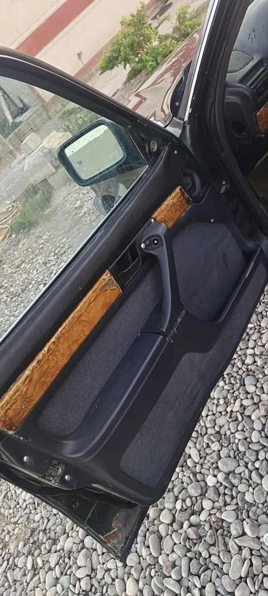 سلام عليكم
للبيع فقط مستعجل 
735 كير توماتيك
مديل 1989
ياباني بدون سلايت
محرك كير طخم نظيف
تايرات نظاف
كهربائيات  شغال
صبغ عام جماليه
بيه طخه بسيطه بل دائر
شرط تحويل ووكاله
سنويه28
سعر 38 بيها مجال للشراي
***********
موصل  برطله
مكلف بل نشر ........
