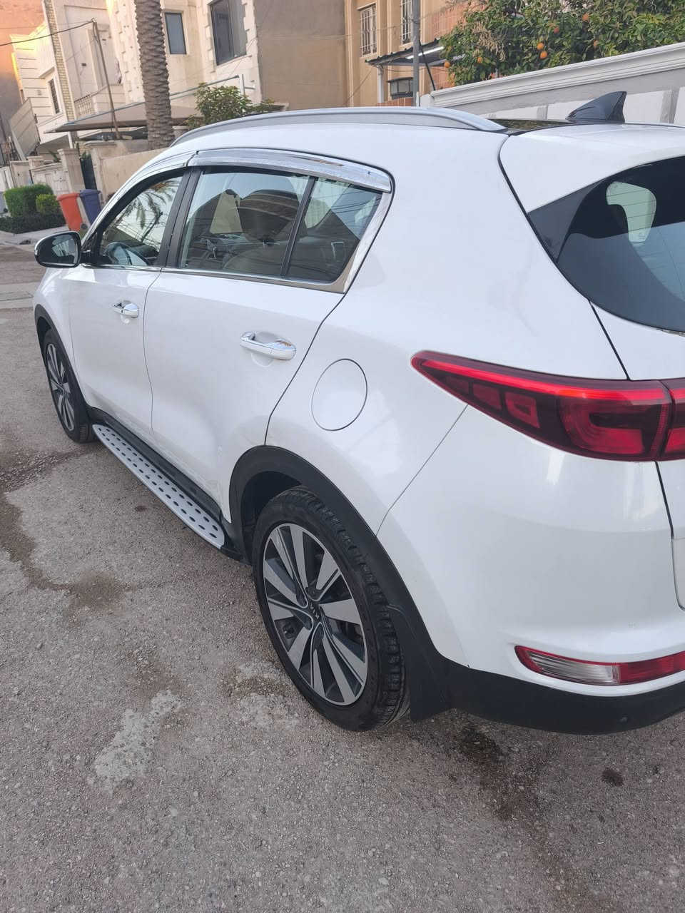 السلام عليكم للبيع او المراوس حسب القناعة
$$ سبورتج خليجي $$
1- الرقم بغداد بأسمي تحويل ثاني يوم 
2- الموديل 2017
3- اللون ابيض سقف اسود بانوراما
4- المواصفات 1/1 فول 
5- مكينه 2000 دوش ( بانزين عادي )
6- كير At
7- بصمة تشغيل 
8- بصمة ابواب مع نظام ترحيب
9- جنطة كهرباء  
10- كراسي جلد مطعم  داخل بيجي 
11- كراسي أمامية كهرباء 
12- كراسي خلفيه قابله للطي
13- بانوراما طگتين
14- 3 أنظمة سياقه Eco/Normal/Sport 
15- مانع انحدار (نظام مساعد)
16- Auto Hold 
17- حساس P 
18- مانع تزحلق
19- AWD
20- هاند بريك بصمة
21- منافذ شحن أمامي وخلفي + اواكس + شاحن لاسلكي
22- مسجل لمس 
23- شاشة اعطال بالدشبول مع تحكمات ستيرن ( اوامر صوتيه + تحكم صوتيات +كروز سرعة ) 
24- كاميرا دواره 
25- حساسات أمامية وخلفية
26- حساس مطر (تشغيل ماسحات)
27- لايت متحسس ضوء ( زنون حاليا مع وجود اللايت الاصلي )
بالأضافه لنظام تشتيت اضواء السيارات بالمري الجانبية والوسطية مع زر تسجيل
28- تخم تاير ( 5 ويل كب شركة )
 29- تخم دسكات أمامي وخلفي
 30- تبديل منظومة التبريد بالكامل جديد ( فريز + كمبريسر+ صوندات تبريد + بخاخ + راديتر تبريد )
31- تبديل راديتر وإدامة منظومة حرارة محرك  ( حماوة )
32- إدامة منظومة بانزين بالكامل مع تبديل فيتبم وقاعدة جديد 
33- إدامة غرفة احتراق وحساسات بالكامل 
34- ممشى السياره 137 كيلو
35- السعر 180$ قابل للتفاوض
ملاحظة السياره ماناقصها شي  الصور موضح بيها كل شي حتى الرصعه 
رقم الهاتف *********** للاتصال ومتوفر واتساب وفيس
