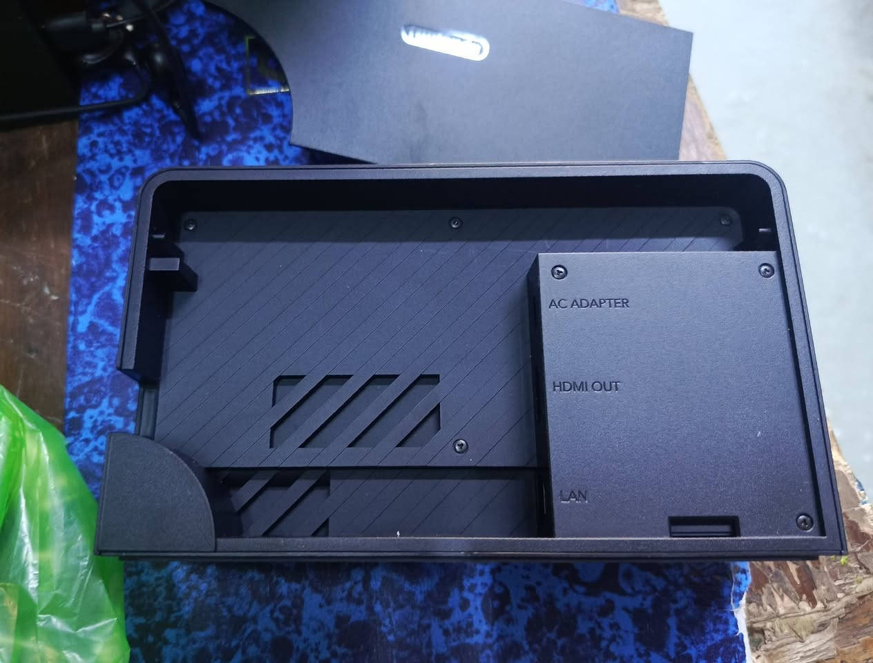 السلام عليكم ورحمه الله وبركاته مجموعة غراض جهاز نتيندو للبيع كلهن اصليات مال جهاز غير مستخدمات ما عدا يده JC 200 مو اصليه للتواصل *********** عنواني بغداد
