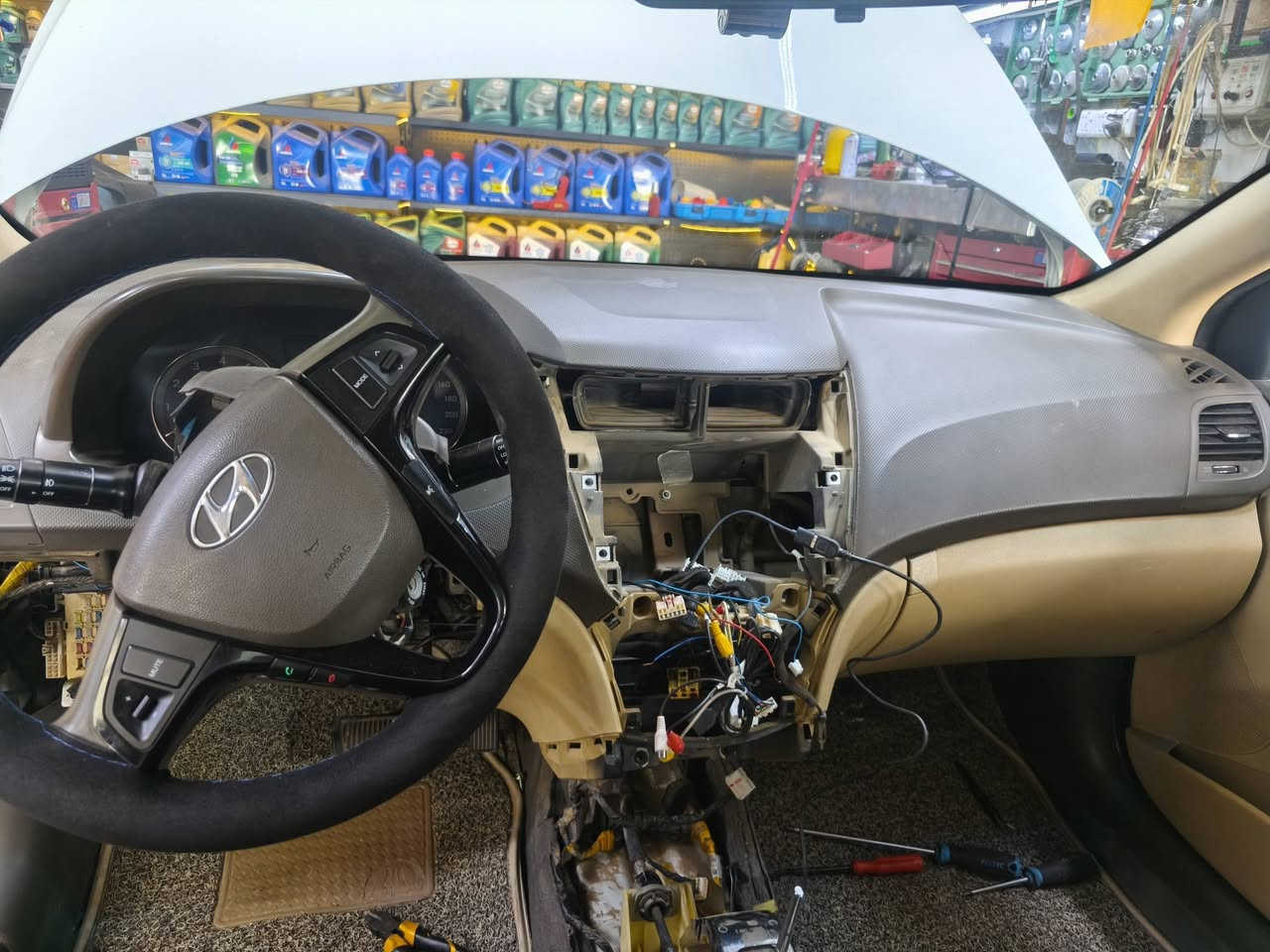 السلام عليكم 
تم بفضل الله تعالى 
استبدال فريز تبريد   وهيتر ماء لسياره اخونا زياد  إلى شرفنا  بزيارته وبعد الفحص اتضح وجود تهريب بفريز التبريد. وهيتر الماء.  متأكله البواردي  وتم استبدلها بفريز اصلي وشحن غاز فرنسي. اصلي. وارجاع السياره ال حاله الوكاله
 بغداد الغزالية قرب قاعه عبله مقابل المجمع السويسري 
***********/***********
