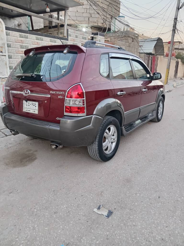 توسان موديل ٢٠٠٦ صبغ بنيد وجامغ جارد تصليح فقط  والباقي بلادي محرك ٢٧٠٠ بلادي  وكير مكفولات تبريد كهربائيات تخم تاير ماشيه ١٢٥ الف فقط.. سياره كلش حلوه وجديده سعرها ٩٨ وبيها مجال او مراوس مكانها كربلاء بسمي ت *********** كربلاء, العراق
