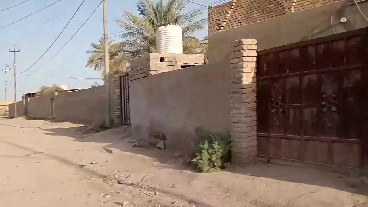 دارين للبيع خلفي وامامي الخلفي بناء جديد الامامي غرفتين ومطبخ وديوانيه وصاله وحمامات الخلفي 3 غرف وصاله وديوانيه وصحيات خارجيه وداخليه وساحه كبيره كلش وكراج مال سياره العنوان العمايره مقابيل جامع الرسول للستفسار ***********
