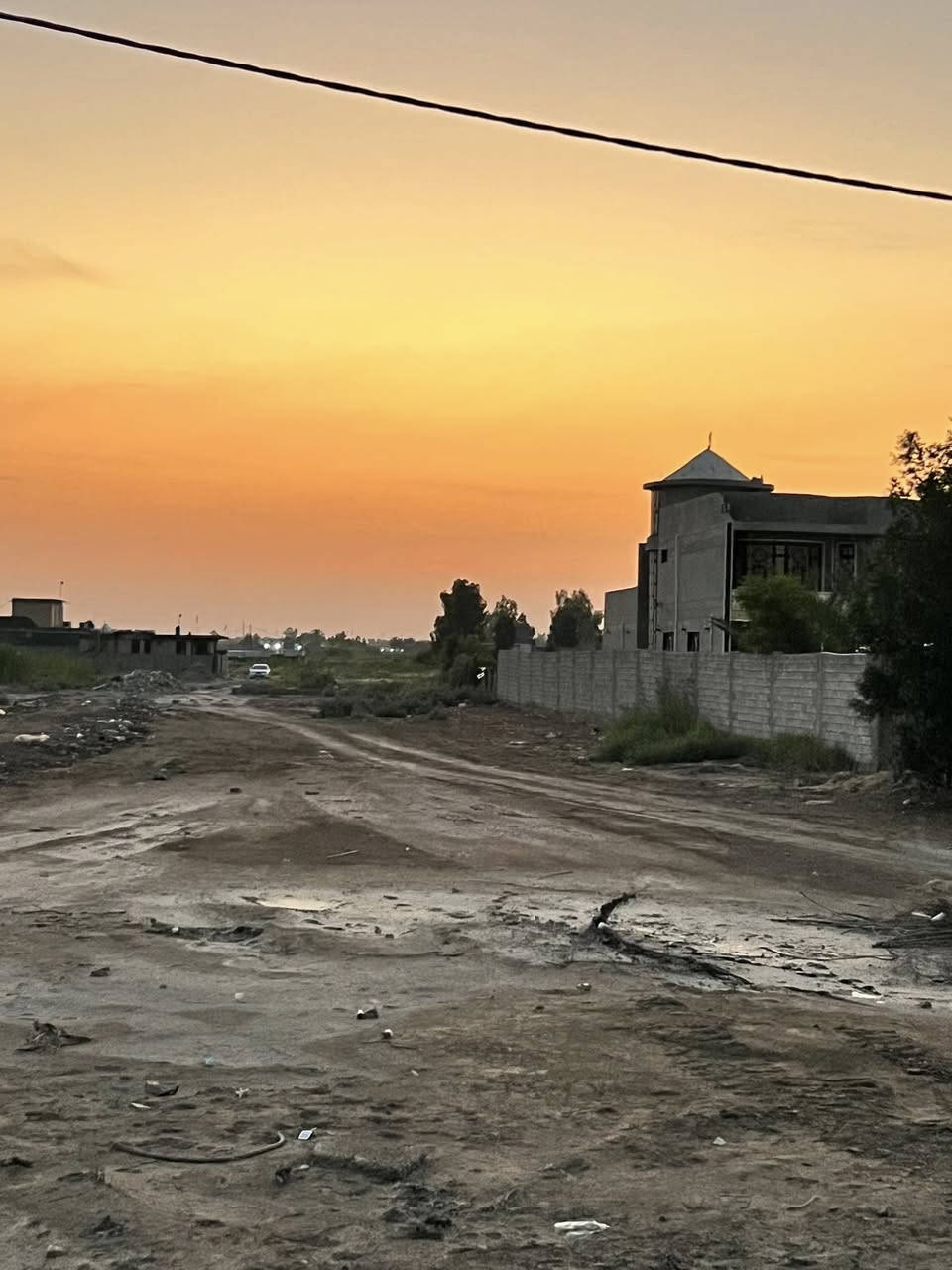 السلام عليكم قطعة ارض زراقي سند 25 المكان شارع الصيني قرب حمدالله المساحه200 متر :بيهه بتلوو 50في50 خارطه حديثه للبيع للستفسار وسعرهه هم حلو ***********//***********
