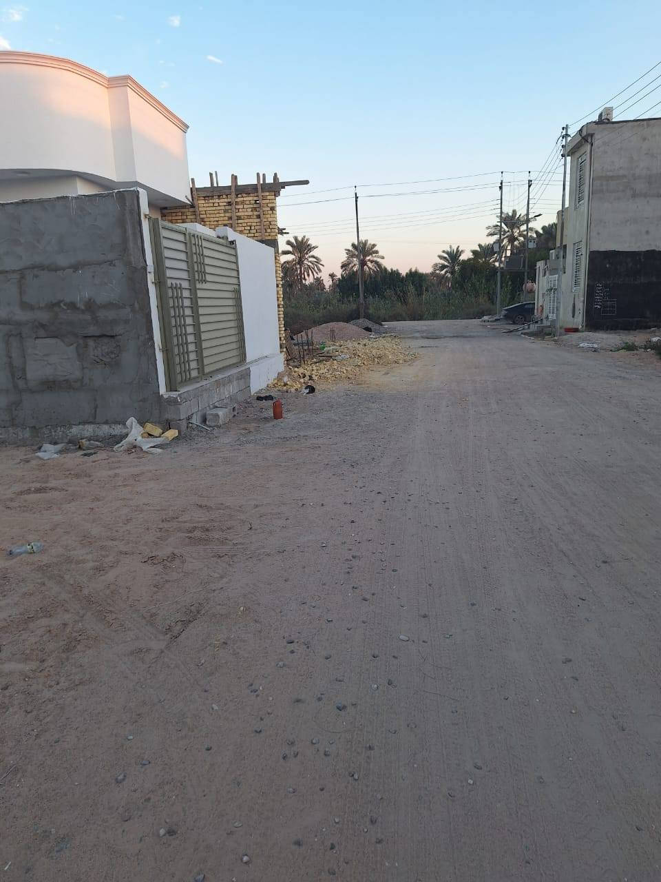 بيتين للبيع مساحه البيت الوحد 200 متر هيكل كل بيت يتكون غرفتين منام مع صاله مع مطبخ مع استقبال مجموعه صحيات تواليت خارجي كراج شارع 10 متر قضاء شط العرب نهر حسن للاستفسار واتساب ***********او ***********
