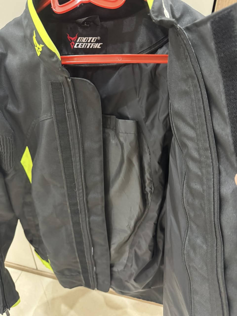 سلام عليكم جاكيت سيفتي جديد  قياس L  بي بطانه شتويه ميطبلك هوه فول كسارات مكاني بغداد توصيل موجود خاص او ***********
