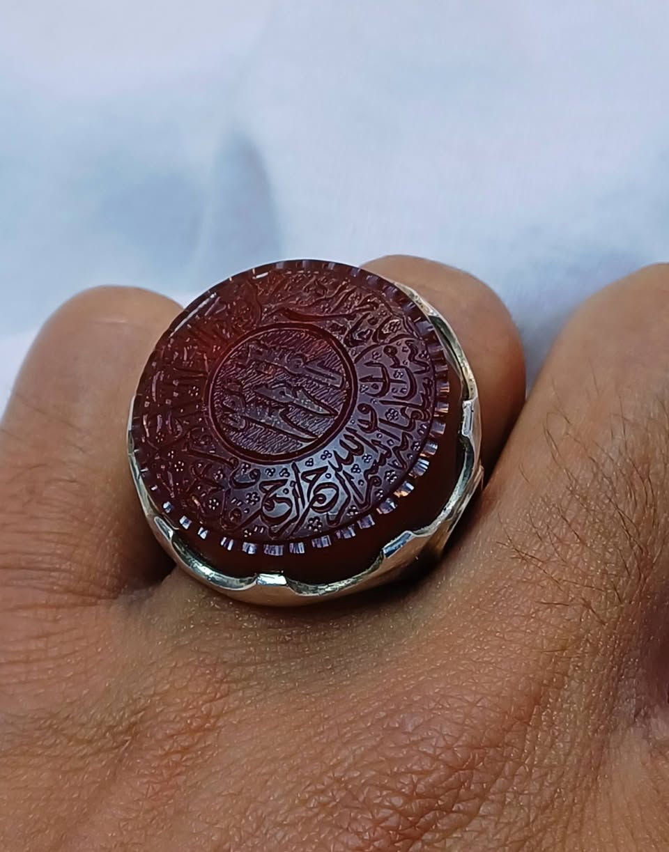 عيدكم مبارك وكل عام وأنتم بألف خير 🎉✨
​وبهذه المناسبة الجميلة أُقدم لكم 
يا إخوان أجمل وأروع ما رأته الأعين:
​💍 خاتم من العقيق اليماني الكرزي الطبيعي
🖋️ النقش: مخطوط عليه حرز السيد علي القاضي 
⚒️ الصياغة: صياغة يدوية ثقيلة ومتقنة من الفضة البحرينية (عيار 925).
👨‍🎨 بصمة الإبداع: من أعمال الصائغ الماهر "عرفان".
​💎 قطعة نادرة من النوادر، وتُحفة فنية تُعرض حصرياً في مزادكم!
​🏷️ #مزاد_ابو_اشرف_اليمني 
​📞 للتواصل والاستفسار: يُرجى مراسلتنا عبر الخاص أو عبر الواتساب 📲   https://wa.me/9647719456977


**إذا كنت صاحب هذا الإعلان وتريد حذفه لأي سبب، رجاءا أرسل رسالة إلى الدعم الفني**