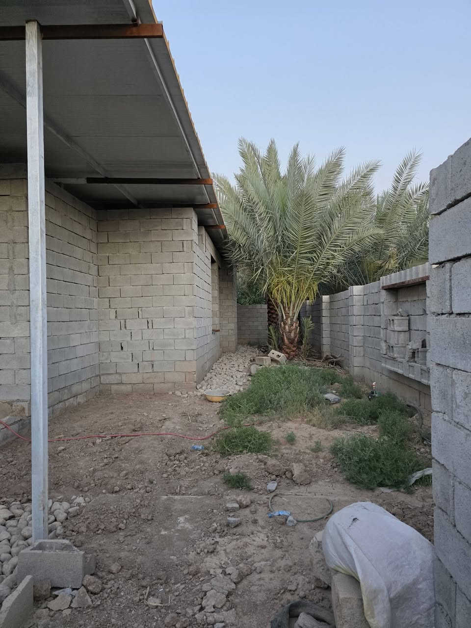 السلام عليكم 
هيكل طابو زراعي  بمساحة 336 متر مربع الوجه 16 متر والنزال 21 متر يتكون من استقبال ومطبخ وصالة وغرفتين نوم يتوفر جميع الخدمات من ماء اساله وكهرباء وتبلط وبسعر جدا مناسب 42 مليون وقابل اللتفاوض العنوان ناحية كنعان حي الزهراء اللتفاصي اكثر الاتصال ع الارقام التالية 
***********
***********
