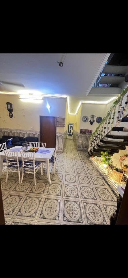 بيت للبيع منطقة الراشدية حي القدس فرع مدرسة بنت الهدى140متر طابقين والثالث بيتونه وسطح طابو ملك صرف   بناء 4غرف منام وصاله و2 حولي و2خدمات  سعره 165  للاتصال *********** او واتساب
