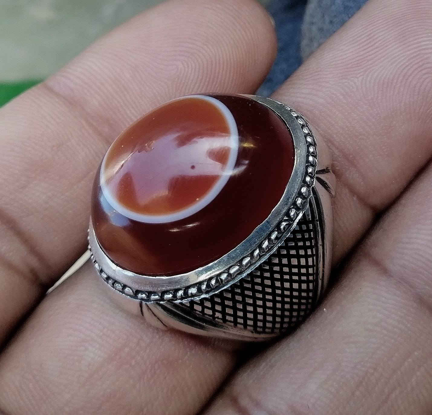 تحت ضوء الشمس ونقاوة الجو يتسنى لنا نشر القطع النادره والجميله التي يعشقها من ينظر إليها نقدم لكم جوهرة السليماني الأحمر الجميل يمتاز بلونه الأحمر البراق لعيونكم الغوالي للبيع على الخاص اوالاتصال على الرقم التالي ***********
